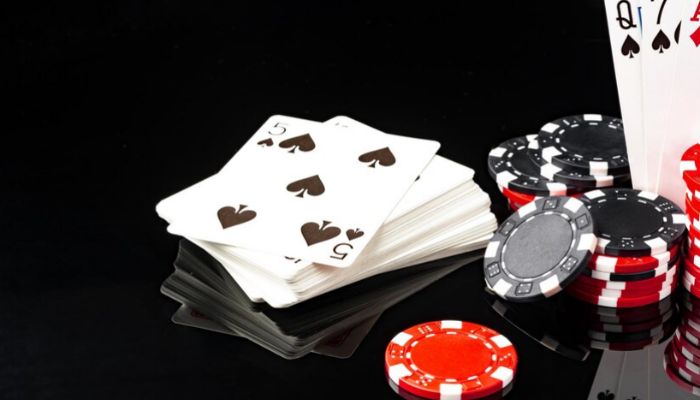 Đánh poker trực tuyến